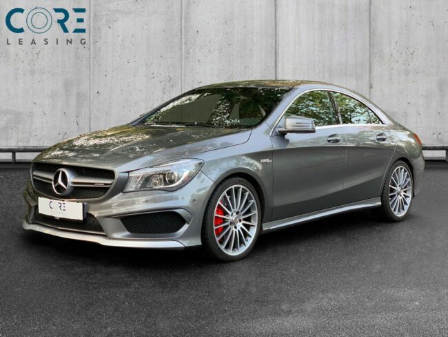 Sølvmetal Mercedes CLA45 AMG aut. Coupé 4Matic fra 2015 parkeret foran en betonmur. CORE Leasing A/S er eksperter i Mercedes leasing.