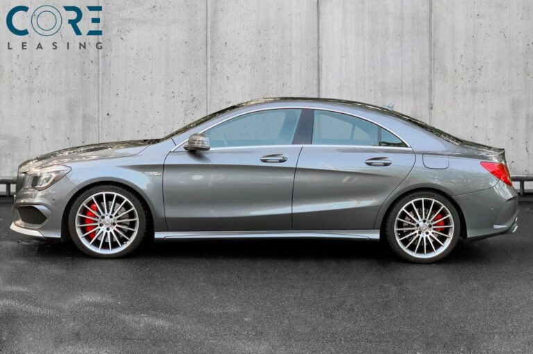 Sølvmetal Mercedes CLA45 AMG Coupé aut. 4Matic fra 2015 parkeret foran en betonmur. CORE Leasing A/S er eksperter i Mercedes leasing.