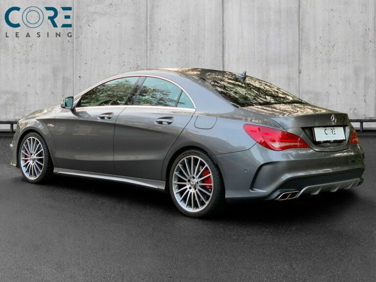 Sølvmetal Mercedes CLA45 AMG Coupé aut. 4Matic fra 2015 parkeret foran en betonmur. CORE Leasing A/S er eksperter i Mercedes leasing.