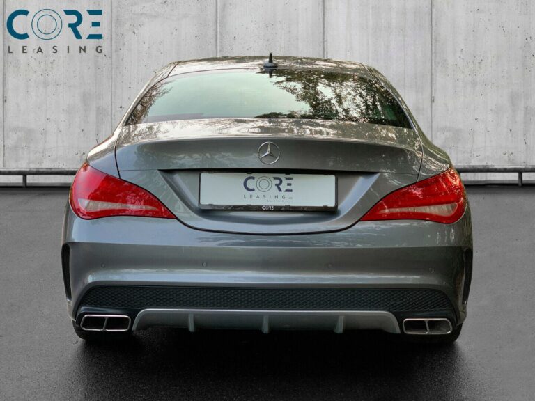 Sølvmetal Mercedes CLA45 AMG Coupé aut. 4Matic fra 2015 parkeret foran en betonmur. CORE Leasing A/S er eksperter i Mercedes leasing.