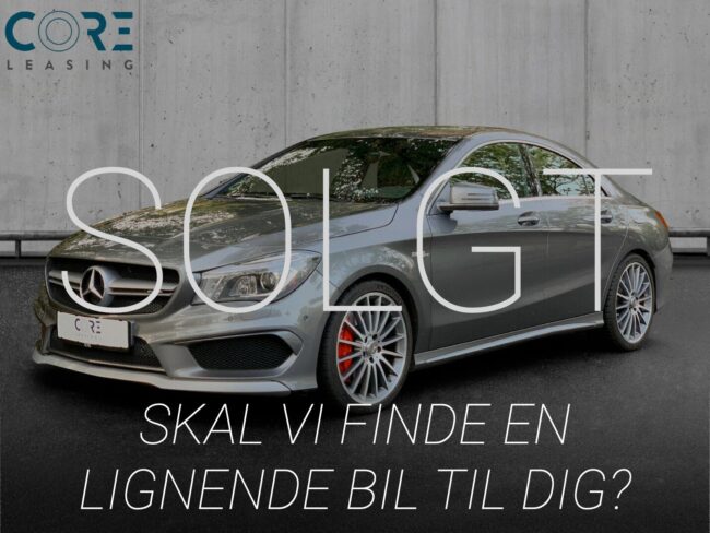 Sølvmetal Mercedes CLA45 AMG Coupé aut. 4Matic fra 2015 parkeret foran en betonmur. CORE Leasing A/S er eksperter i Mercedes leasing.