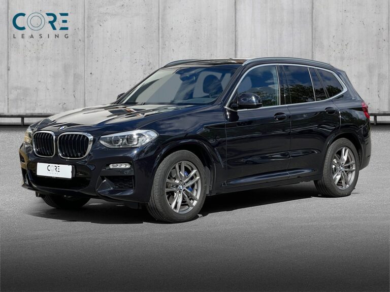 Sortmetal BMW X3 xDrive30d M-Sport aut. fra 2019 parkeret foran en betonmur. CORE Leasing A/S er eksperter i BMW leasing.