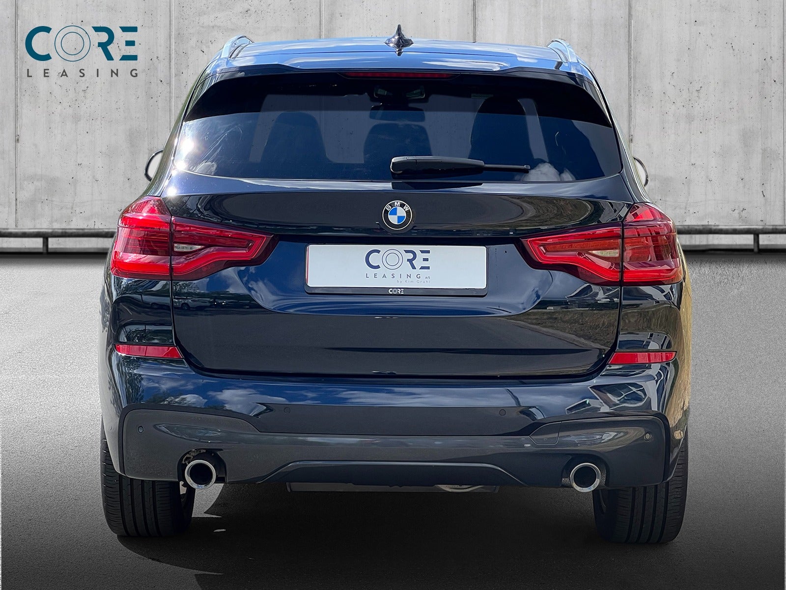 Sortmetal BMW X3 xDrive30d M-Sport aut. fra 2019 parkeret foran en betonmur. CORE Leasing A/S er eksperter i BMW leasing.