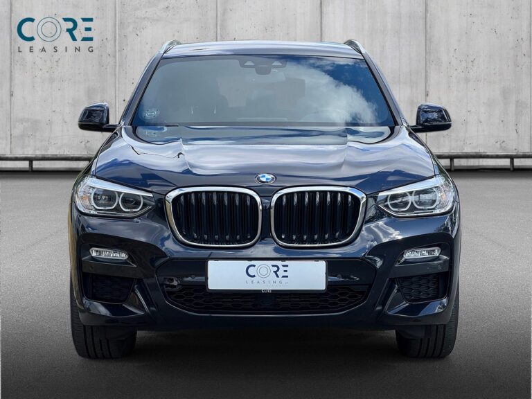 Sortmetal BMW X3 xDrive30d M-Sport aut. fra 2019 parkeret foran en betonmur. CORE Leasing A/S er eksperter i BMW leasing.
