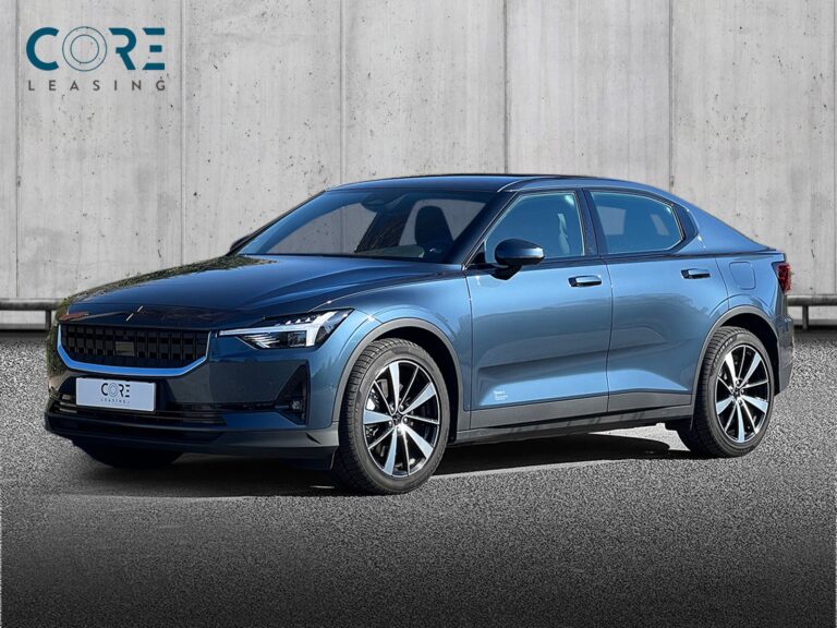 Blåmetal Polestar 2 Long Range AWD fra 2021 parkeret foran en betonmur. CORE Leasing A/S er eksperter i Polestar leasing.
