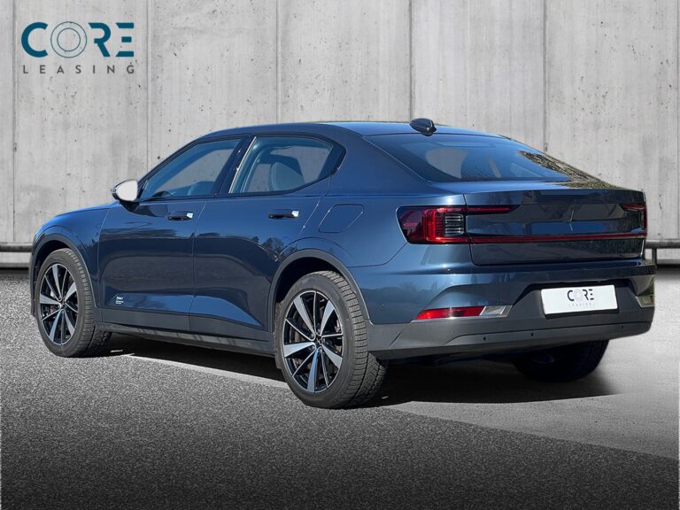 Blåmetal Polestar 2 Long Range AWD fra 2021 parkeret foran en betonmur. CORE Leasing A/S er eksperter i Polestar leasing.