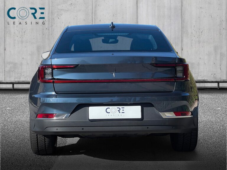 Blåmetal Polestar 2 Long Range AWD fra 2021 parkeret foran en betonmur. CORE Leasing A/S er eksperter i Polestar leasing.