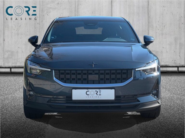 Blåmetal Polestar 2 Long Range AWD fra 2021 parkeret foran en betonmur. CORE Leasing A/S er eksperter i Polestar leasing.