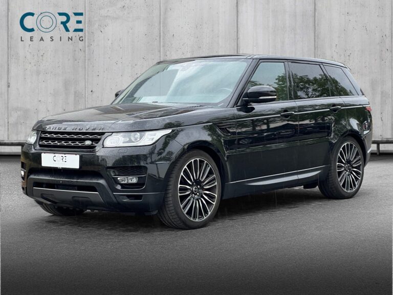 Sortmetal Land Rover Range Rover Sport SCV8 HSE Dynamic aut. fra 2017 parkeret foran en betonmur. CORE Leasing A/S er eksperter i Land Rover leasing.