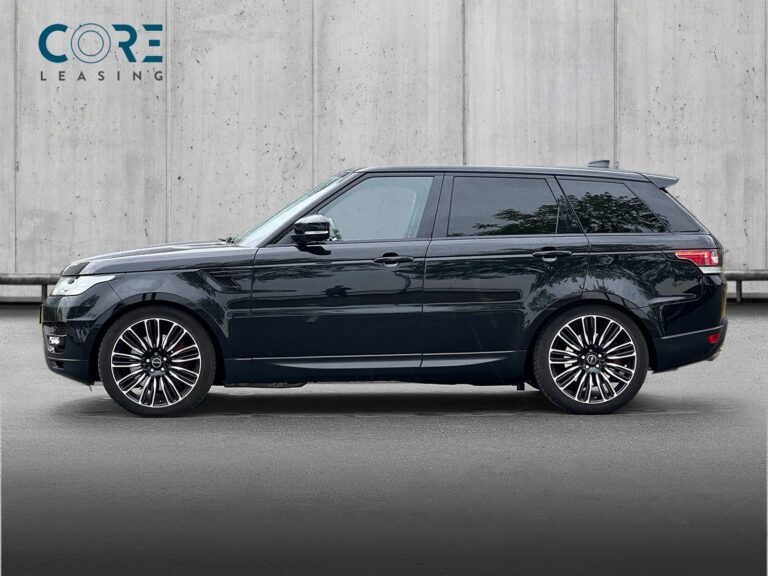 Sortmetal Land Rover Range Rover Sport SCV8 HSE Dynamic aut. fra 2017 parkeret foran en betonmur. CORE Leasing A/S er eksperter i Land Rover leasing.