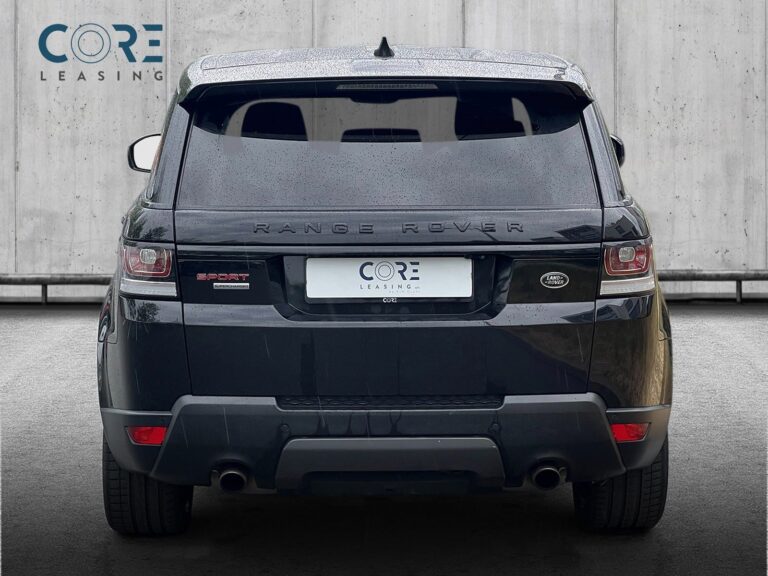 Sortmetal Land Rover Range Rover Sport SCV8 HSE Dynamic aut. fra 2017 parkeret foran en betonmur. CORE Leasing A/S er eksperter i Land Rover leasing.
