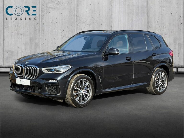 Sortmetal BMW X5 xDrive45e M-Sport aut. fra 2020 parkeret foran en betonmur. CORE Leasing A/S er eksperter i BMW leasing.