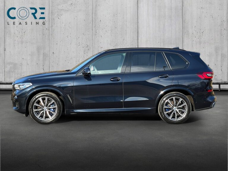 Sortmetal BMW X5 xDrive45e M-Sport aut. fra 2020 parkeret foran en betonmur. CORE Leasing A/S er eksperter i BMW leasing.