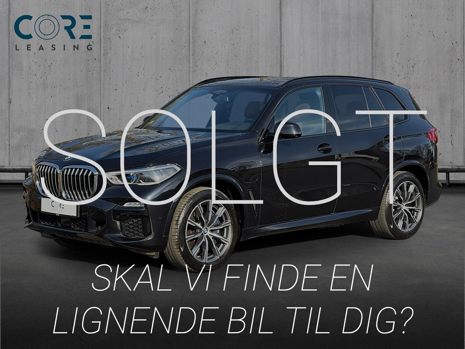 Sortmetal BMW X5 xDrive45e M-Sport aut. fra 2020 parkeret foran en betonmur. CORE Leasing A/S er eksperter i BMW leasing.