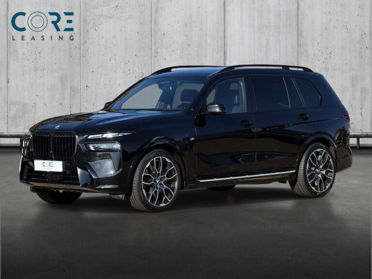Sortmetal BMW X7 xDrive40i aut. 7prs fra 2023 parkeret foran en betonmur. CORE Leasing A/S er eksperter i BMW leasing.