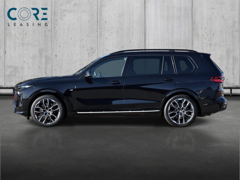 Sortmetal BMW X7 xDrive40i aut. 7prs fra 2023 parkeret foran en betonmur. CORE Leasing A/S er eksperter i BMW leasing.