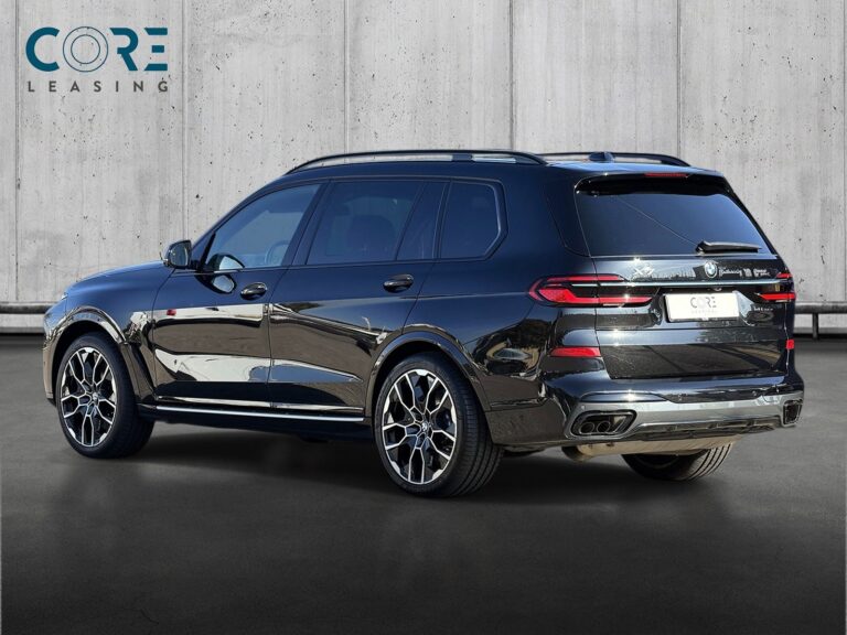 Sortmetal BMW X7 xDrive40i aut. 7prs fra 2023 parkeret foran en betonmur. CORE Leasing A/S er eksperter i BMW leasing.
