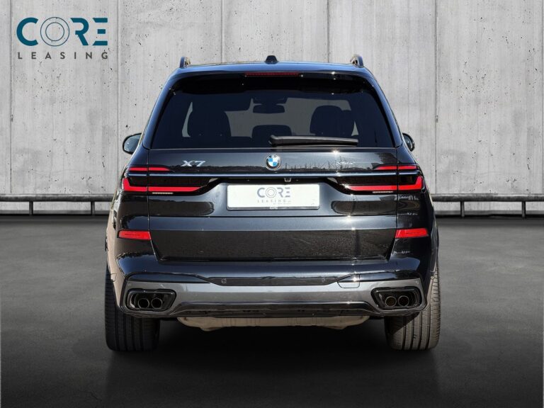 Sortmetal BMW X7 xDrive40i aut. 7prs fra 2023 parkeret foran en betonmur. CORE Leasing A/S er eksperter i BMW leasing.