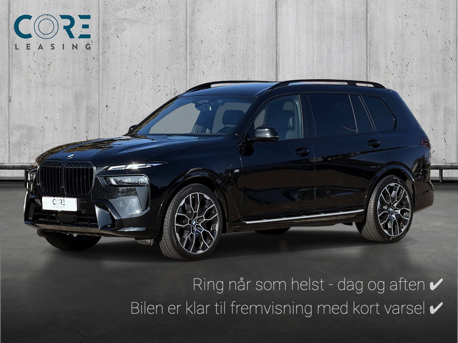 Sortmetal BMW X7 xDrive40i aut. 7prs fra 2023 parkeret foran en betonmur. CORE Leasing A/S er eksperter i BMW leasing.