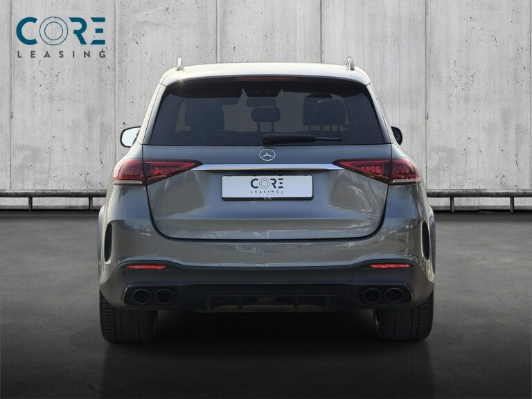 Sølvmetal Mercedes GLE53 AMG aut. 4Matic+ fra 2022 parkeret foran en betonmur. CORE Leasing A/S er eksperter i Mercedes leasing.
