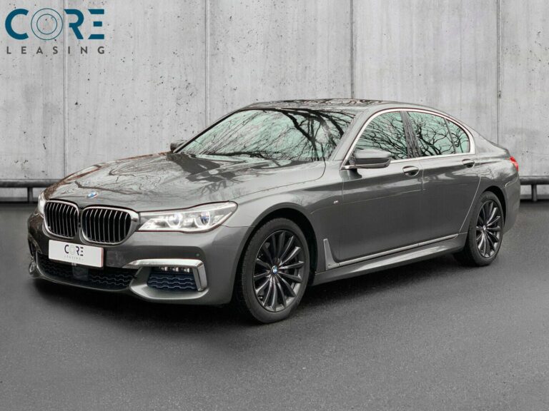 Gråmetal BMW 740d xDrive aut. fra 2016 parkeret foran en betonmur. CORE Leasing A/S er eksperter i BMW leasing.