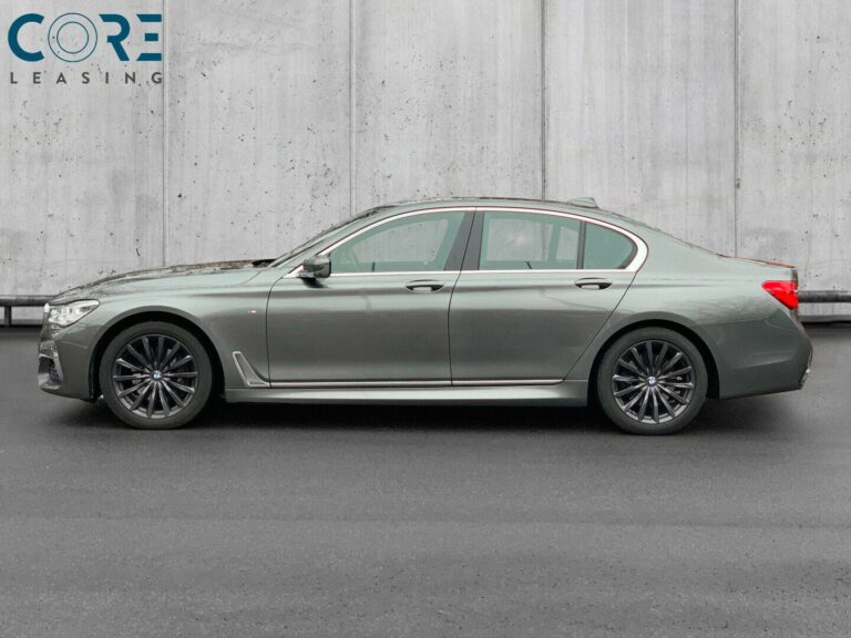 Gråmetal BMW 740d xDrive aut. fra 2016 parkeret foran en betonmur. CORE Leasing A/S er eksperter i BMW leasing.