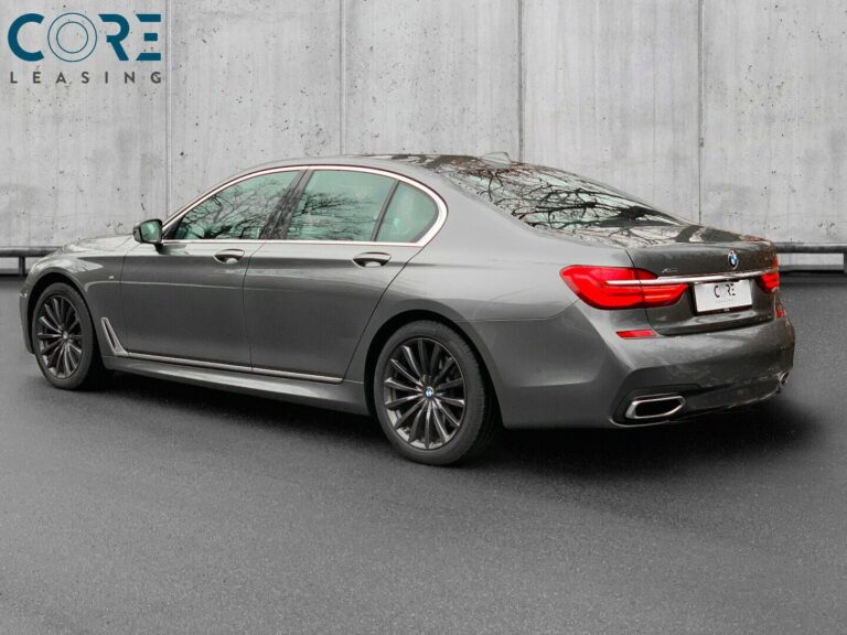 Gråmetal BMW 740d xDrive aut. fra 2016 parkeret foran en betonmur. CORE Leasing A/S er eksperter i BMW leasing.