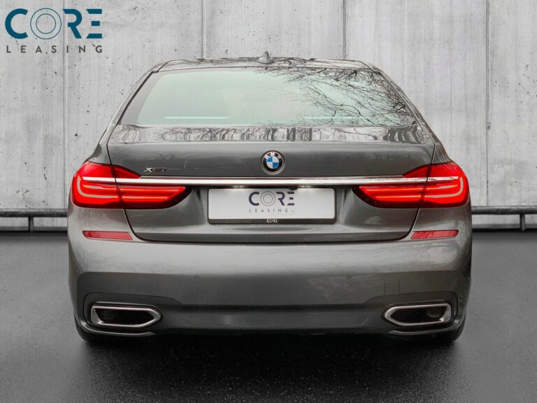 Gråmetal BMW 740d xDrive aut. fra 2016 parkeret foran en betonmur. CORE Leasing A/S er eksperter i BMW leasing.