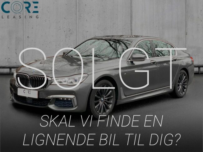 Gråmetal BMW 740d xDrive aut. fra 2016 parkeret foran en betonmur. CORE Leasing A/S er eksperter i BMW leasing.