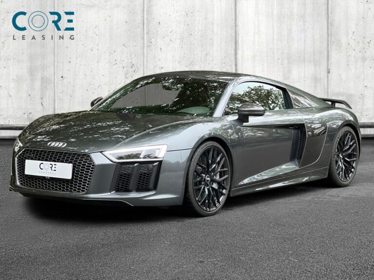Gråmetal Audi R8 FSi Plus Coupé quattro S-tr. fra 2016 parkeret foran en betonmur. CORE Leasing A/S er eksperter i Audi leasing.
