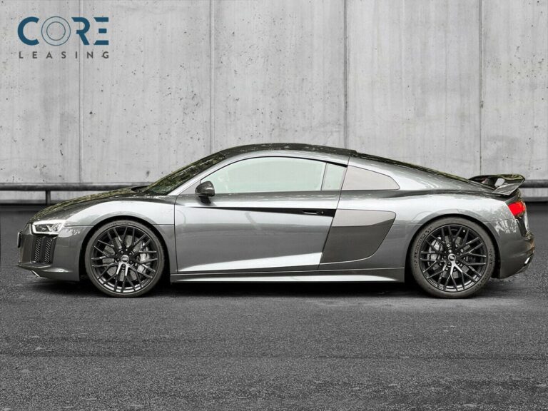 Gråmetal Audi R8 FSi Plus Coupé quattro S-tr. fra 2016 parkeret foran en betonmur. CORE Leasing A/S er eksperter i Audi leasing.