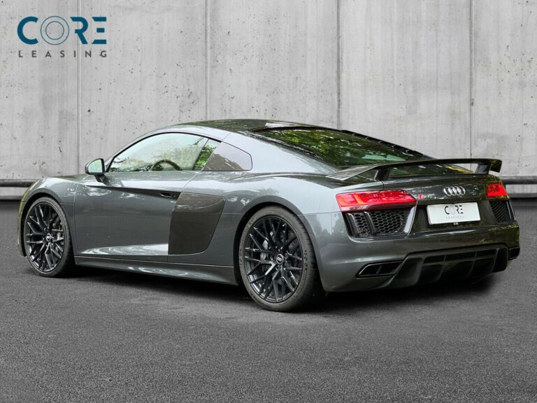 Gråmetal Audi R8 FSi Plus Coupé quattro S-tr. fra 2016 parkeret foran en betonmur. CORE Leasing A/S er eksperter i Audi leasing.
