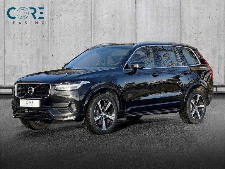 Sortmetal Volvo XC90 D4 190 Inscription aut. fra 2016 parkeret foran en betonmur. CORE Leasing A/S er eksperter i Volvo leasing.