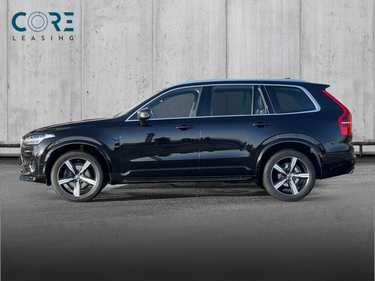 Sortmetal Volvo XC90 D4 190 Inscription aut. fra 2016 parkeret foran en betonmur. CORE Leasing A/S er eksperter i Volvo leasing.