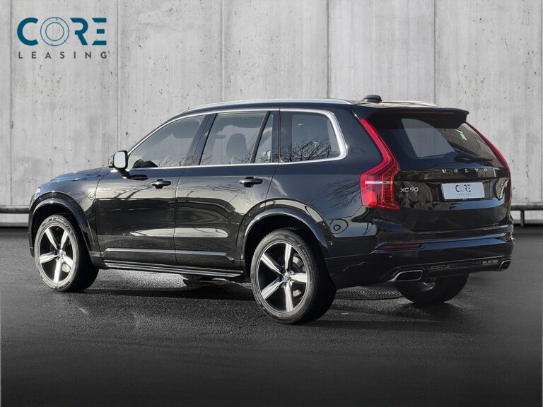 Sortmetal Volvo XC90 D4 190 Inscription aut. fra 2016 parkeret foran en betonmur. CORE Leasing A/S er eksperter i Volvo leasing.