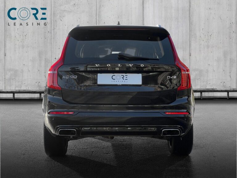 Sortmetal Volvo XC90 D4 190 Inscription aut. fra 2016 parkeret foran en betonmur. CORE Leasing A/S er eksperter i Volvo leasing.