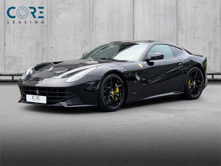 Sortmetal Ferrari F12berlinetta  fra 2014 parkeret foran en betonmur. CORE Leasing A/S er eksperter i Ferrari leasing.