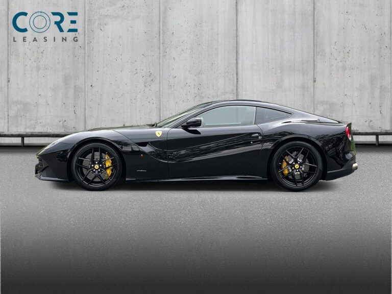 Sortmetal Ferrari F12berlinetta  fra 2014 parkeret foran en betonmur. CORE Leasing A/S er eksperter i Ferrari leasing.