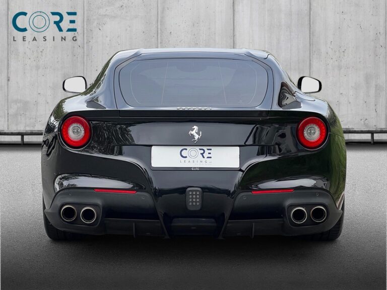Sortmetal Ferrari F12berlinetta  fra 2014 parkeret foran en betonmur. CORE Leasing A/S er eksperter i Ferrari leasing.