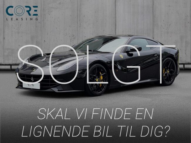 Sortmetal Ferrari F12berlinetta  fra 2014 parkeret foran en betonmur. CORE Leasing A/S er eksperter i Ferrari leasing.