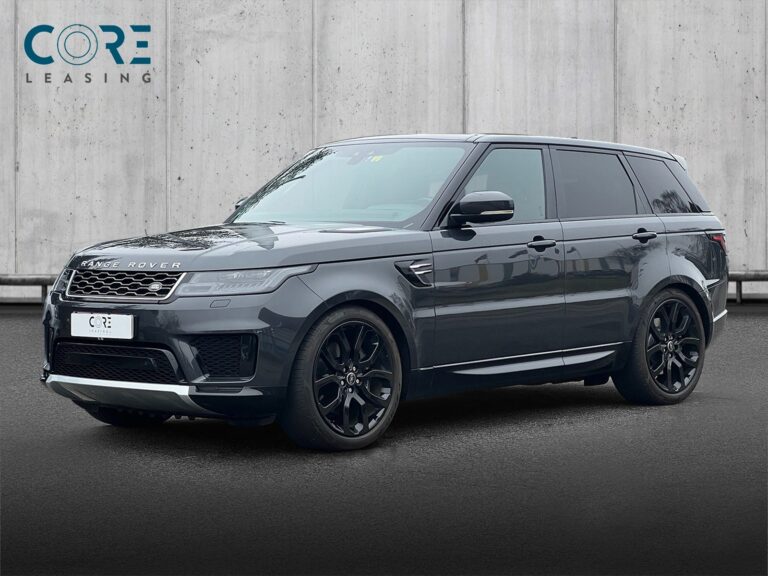 Gråmetal Land Rover Range Rover Sport SDV6 HSE aut. fra 2018 parkeret foran en betonmur. CORE Leasing A/S er eksperter i Land Rover leasing.