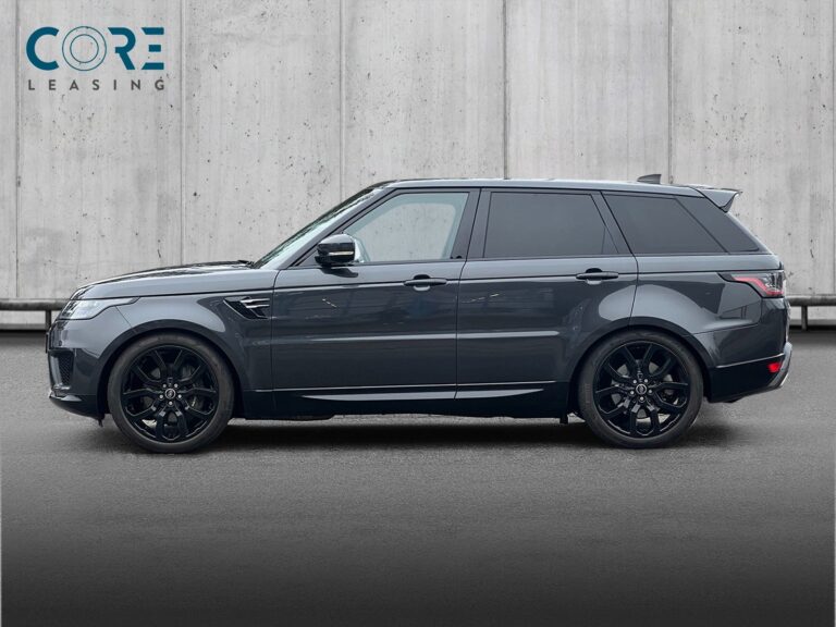 Gråmetal Land Rover Range Rover Sport SDV6 HSE aut. fra 2018 parkeret foran en betonmur. CORE Leasing A/S er eksperter i Land Rover leasing.