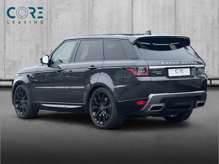 Gråmetal Land Rover Range Rover Sport SDV6 HSE aut. fra 2018 parkeret foran en betonmur. CORE Leasing A/S er eksperter i Land Rover leasing.