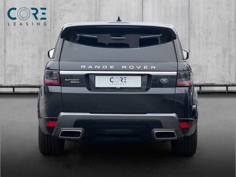 Gråmetal Land Rover Range Rover Sport SDV6 HSE aut. fra 2018 parkeret foran en betonmur. CORE Leasing A/S er eksperter i Land Rover leasing.