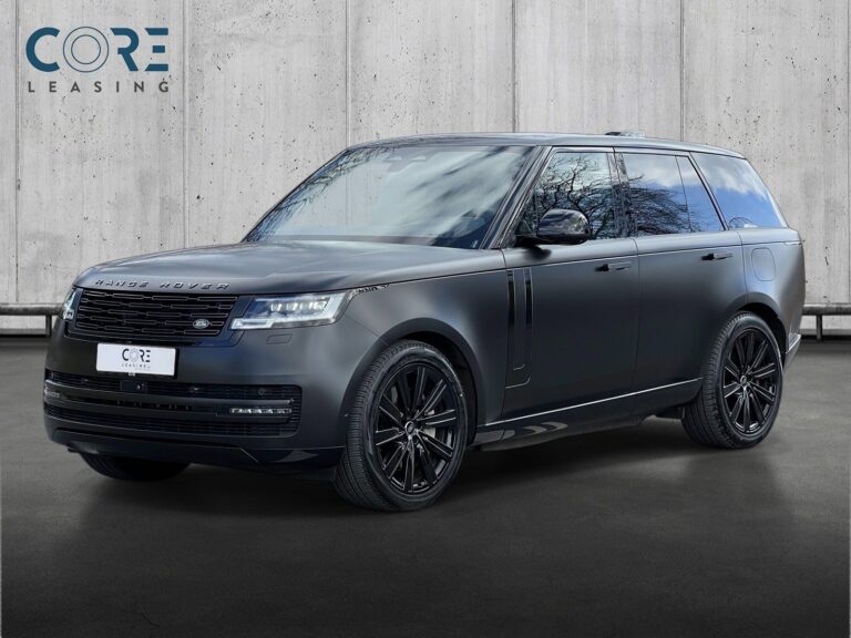 Sort Land Rover Range Rover P510e HSE aut. fra 2023 parkeret foran en betonmur. CORE Leasing A/S er eksperter i Land Rover leasing.