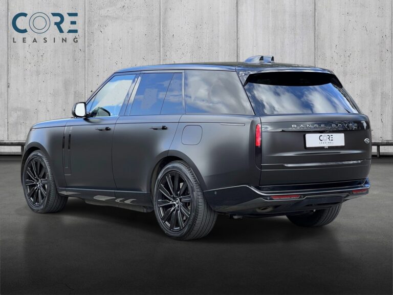 Sort Land Rover Range Rover P510e HSE aut. fra 2023 parkeret foran en betonmur. CORE Leasing A/S er eksperter i Land Rover leasing.