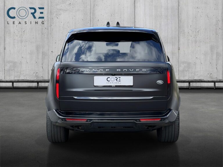 Sort Land Rover Range Rover P510e HSE aut. fra 2023 parkeret foran en betonmur. CORE Leasing A/S er eksperter i Land Rover leasing.