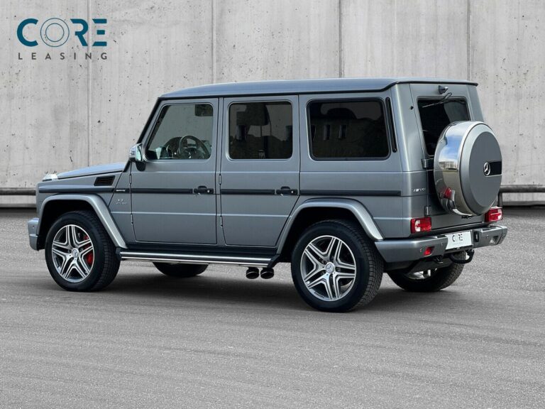 Gråmetal Mercedes G63 AMG aut. fra 2018 parkeret foran en betonmur. CORE Leasing A/S er eksperter i Mercedes leasing.