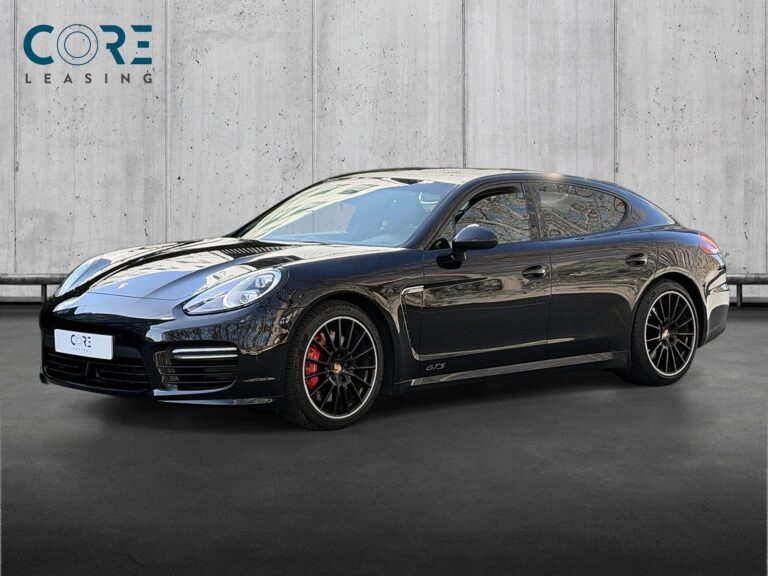 Sortmetal Porsche Panamera GTS PDK fra 2015 parkeret foran en betonmur. CORE Leasing A/S er eksperter i Porsche leasing.