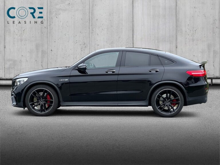 Sortmetal Mercedes GLC63 AMG S Coupé aut. 4Matic+ fra 2018 parkeret foran en betonmur. CORE Leasing A/S er eksperter i Mercedes leasing.